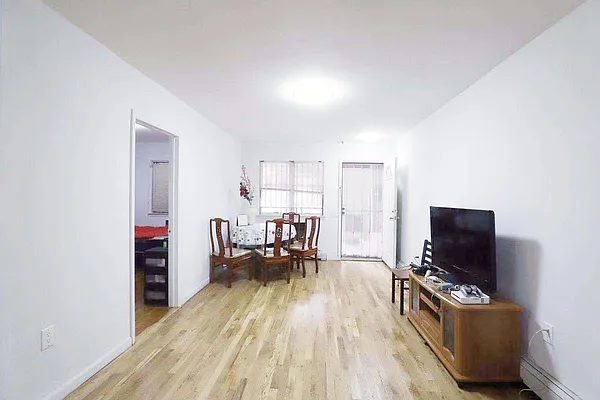 Sold by King Zone Realty Inc | media 27