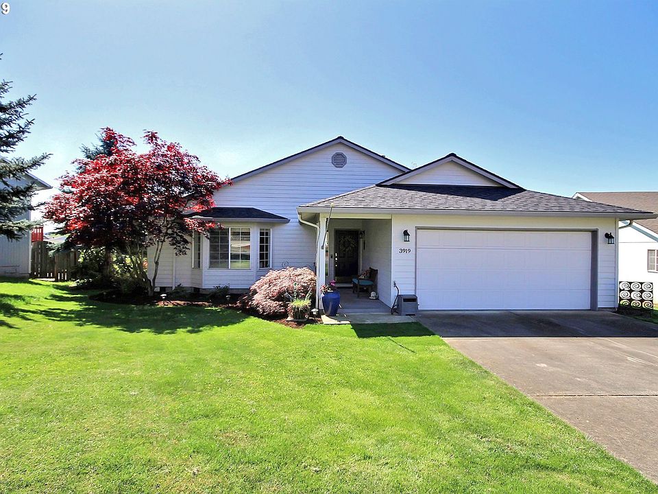 1st image of 3919 NE 35th Cir