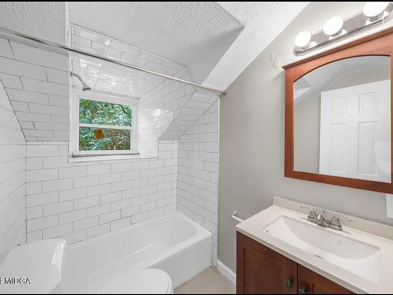 2420 Kingsley Dr — Photo 7