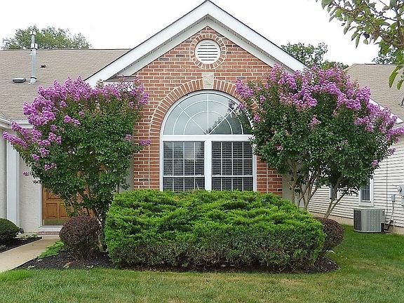 5th image of 61 Baltusrol Dr