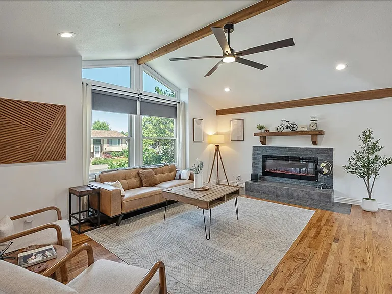 832 N Morton Dr — Photo 2