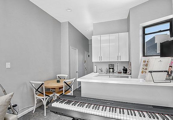 5th image of 424 E 75th St APT 5C