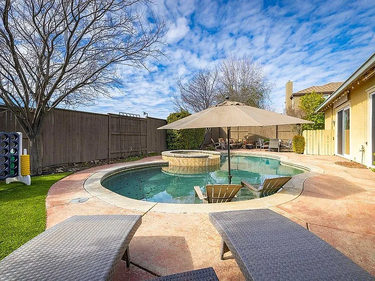 4930 Village Green Dr — Photo 52