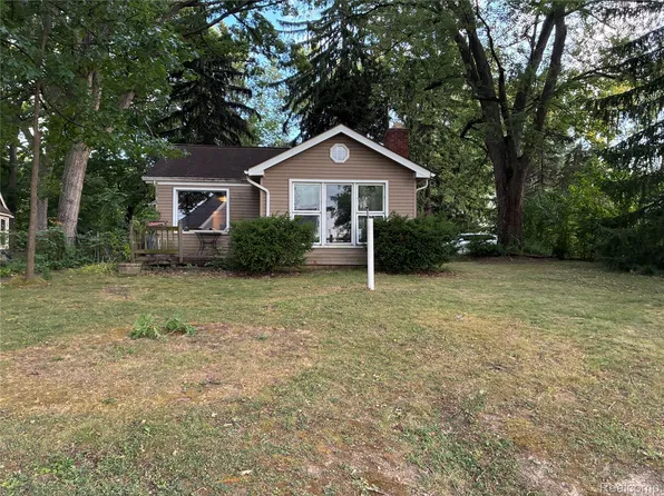 8059 Flagstaff Dr, Commerce Township, MI 48382