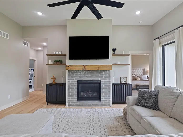 2210 Piedmont Pl — Photo 3