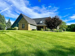 12451 White Tail Dr, Davisburg, MI 48350