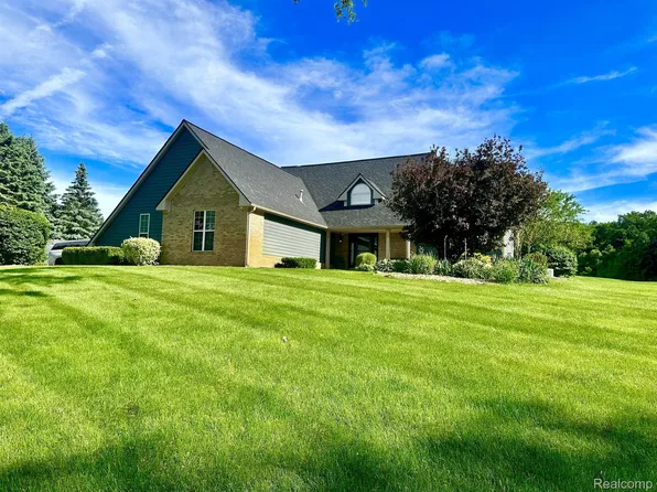 12451 White Tail Dr, Davisburg, MI 48350