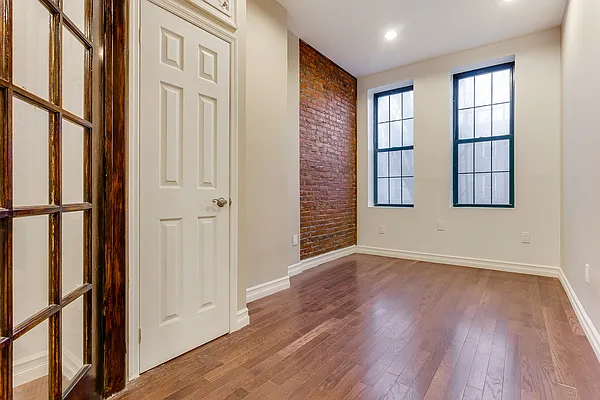 Rented by RES New York | media 24