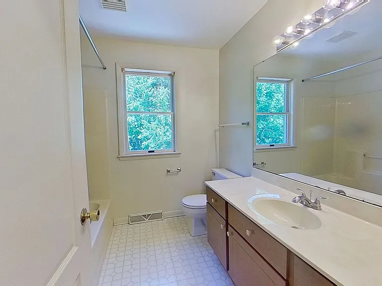 261 Ark Dr — Photo 4