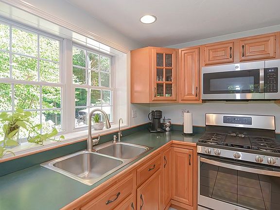 5th image of 138 Elmwood St
