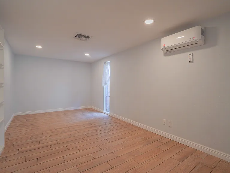 506 W 11th St — Photo 17