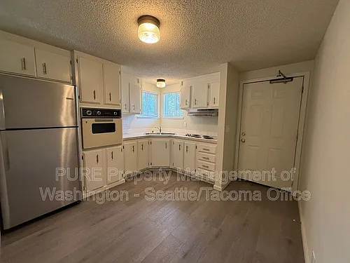 907 SW Holden St Photo 1