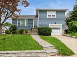 73 Whittier St, Lynbrook, NY 11563