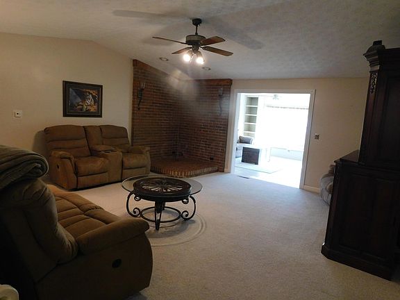 3rd image of 487 Courtney Dr