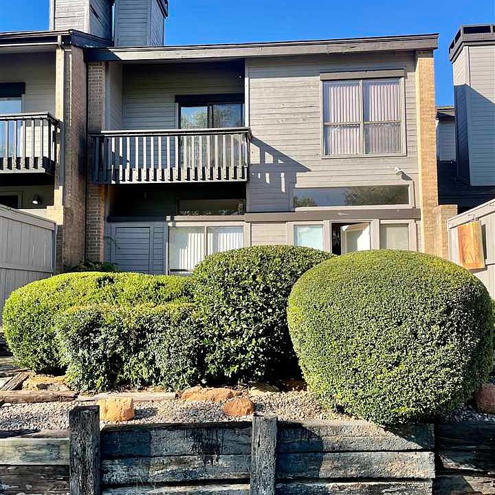 1st image of 403 NW Chimney Creek Dr