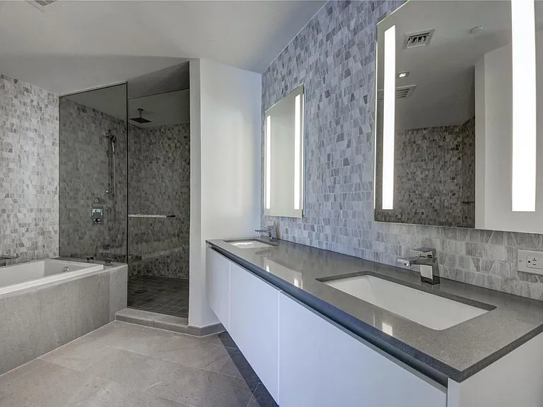 68 SE 6th St #3411 — Photo 10