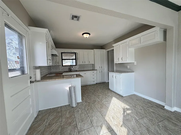 1214 W 5th St — Photo 10