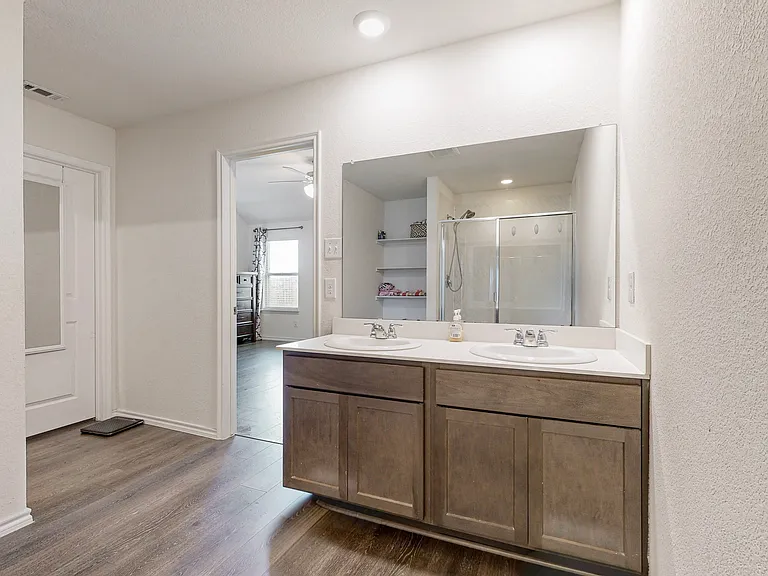1114 Emerald Gate Dr — Photo 22