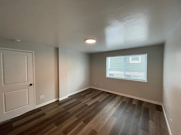 2232 Hoyt Ave- 5 Unit — Photo 13