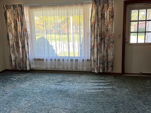 Spacious living room