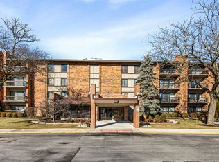 77 Lake Hinsdale Dr APT 207, Willowbrook, IL 60527