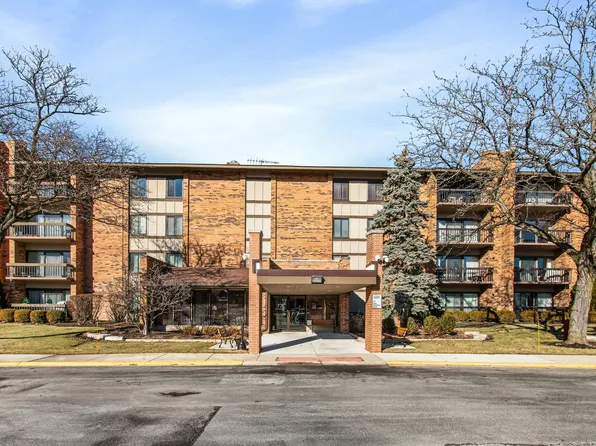 77 Lake Hinsdale Dr APT 207, Willowbrook, IL 60527