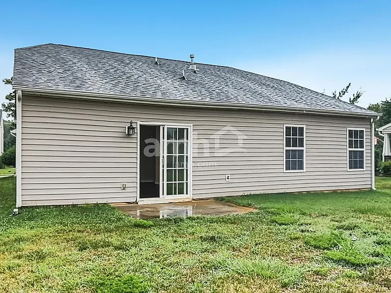 410 Lind Point Ln — Photo 16