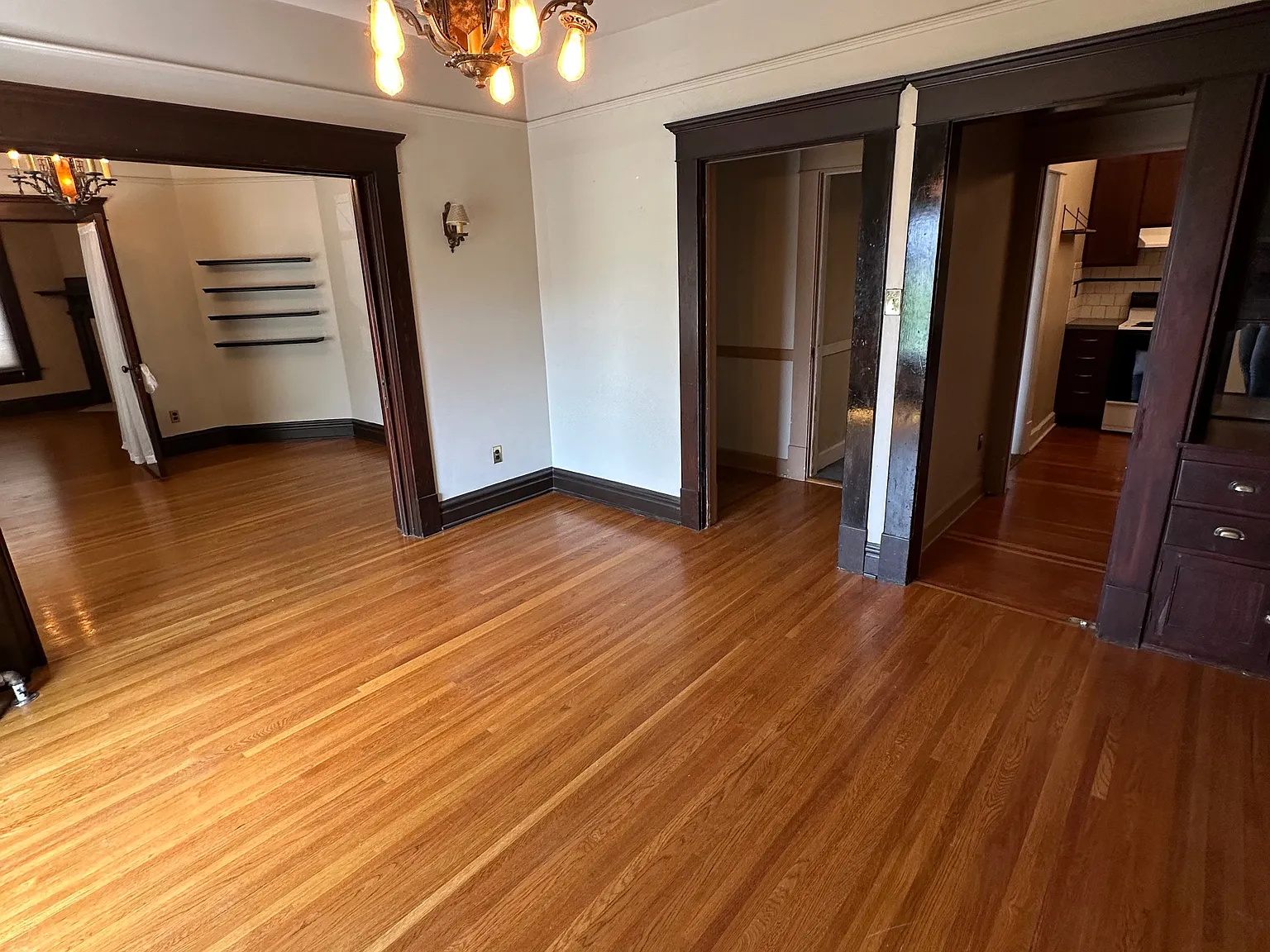 1 bed, 1087 sqft, $1,350 — Photo 2