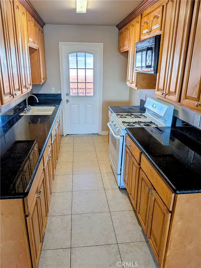 2 bed, 760 sqft, $2,300 — Photo 3