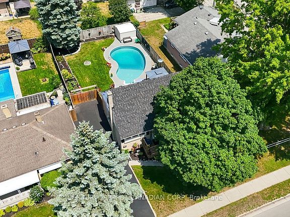 4th image of 28 Tweedsmuir Ave