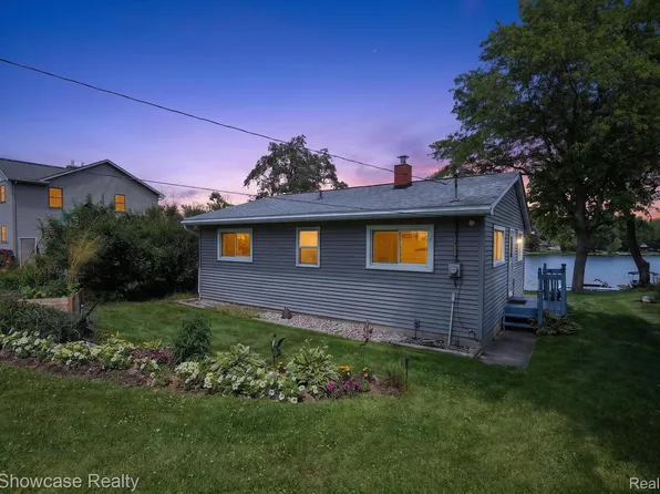 5854 Bullard Rd, Fenton, MI 48430