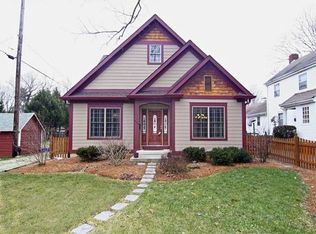 555 W Sycamore St, Zionsville, IN 46077