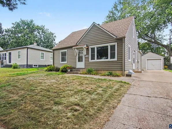 1709 S Wayland Ave, Sioux Falls, SD 57105