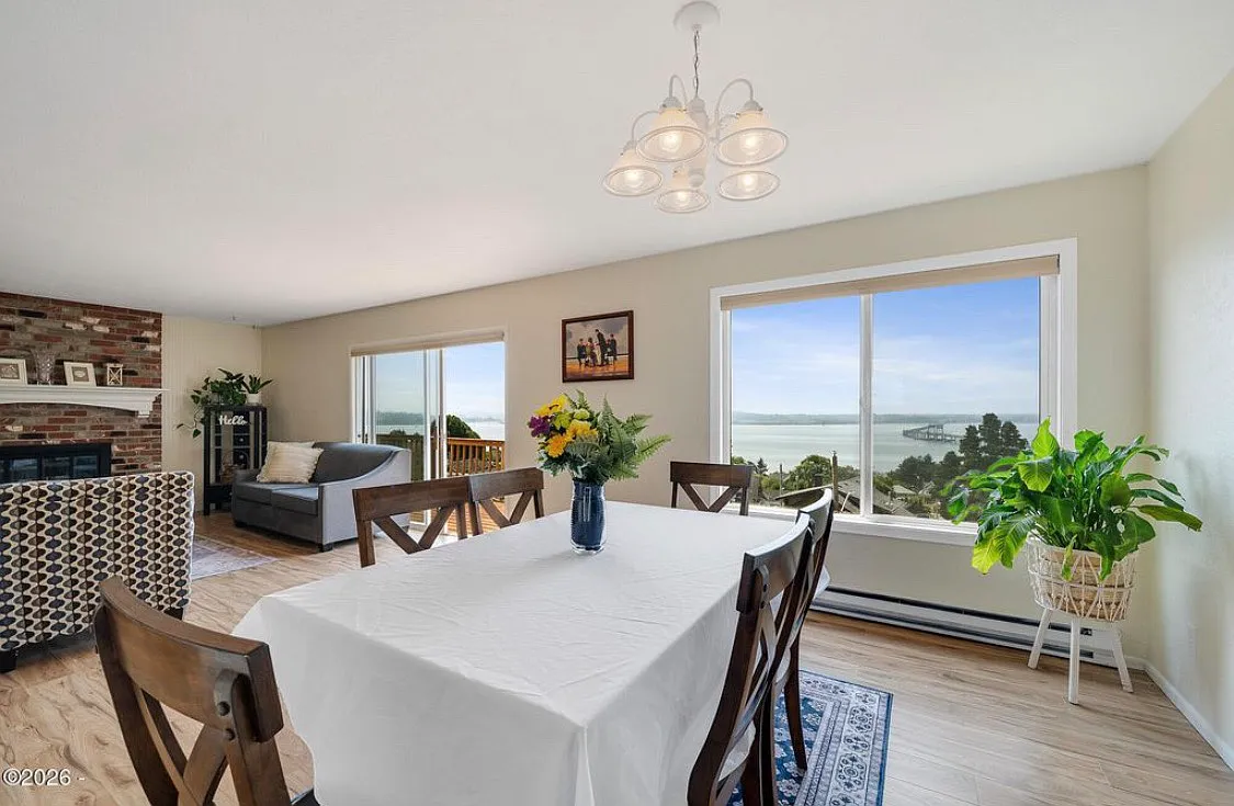 4 bed, 2392 sqft, $4,000 — Photo 3