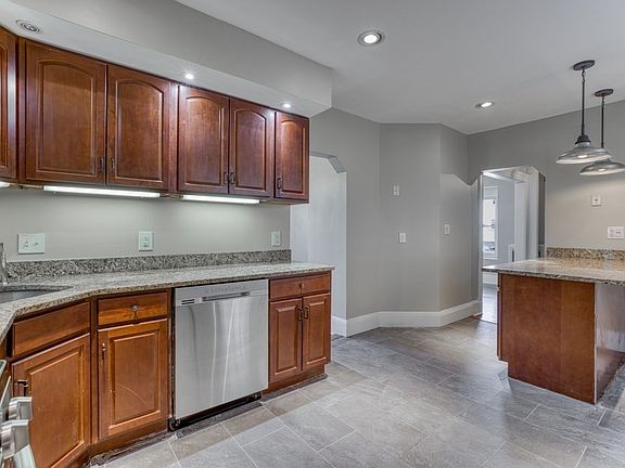 4th image of 61 Capen St