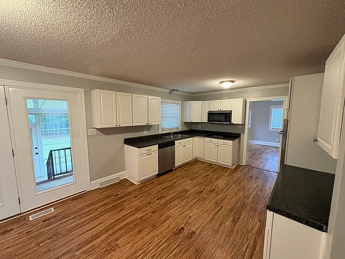 3 bed, 2.0 bath, 1604 sqft, $1,150 — Photo 3