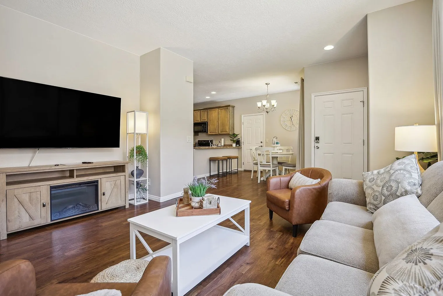 3 bed, 2.0 bath, 1119 sqft, $3,017 — Photo 4