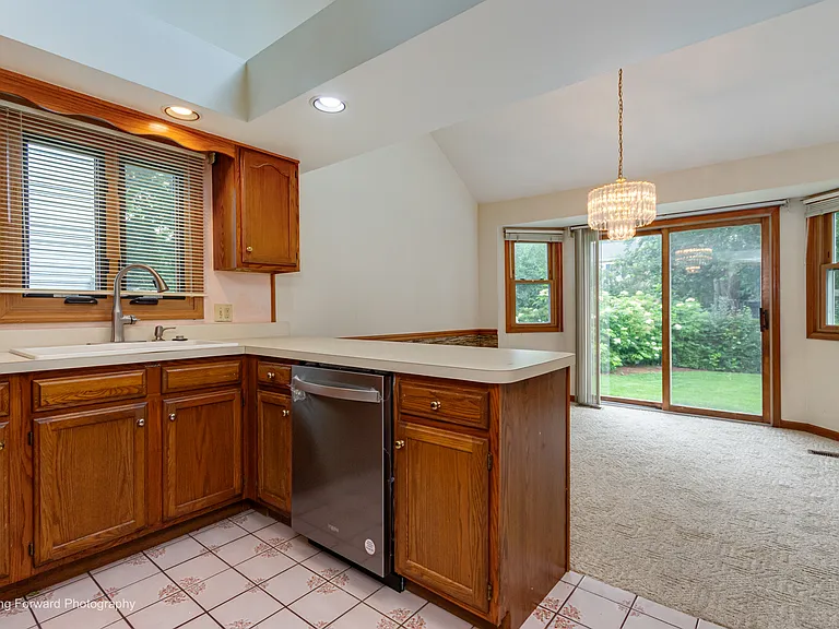 69 N Lambert Rd — Photo 9