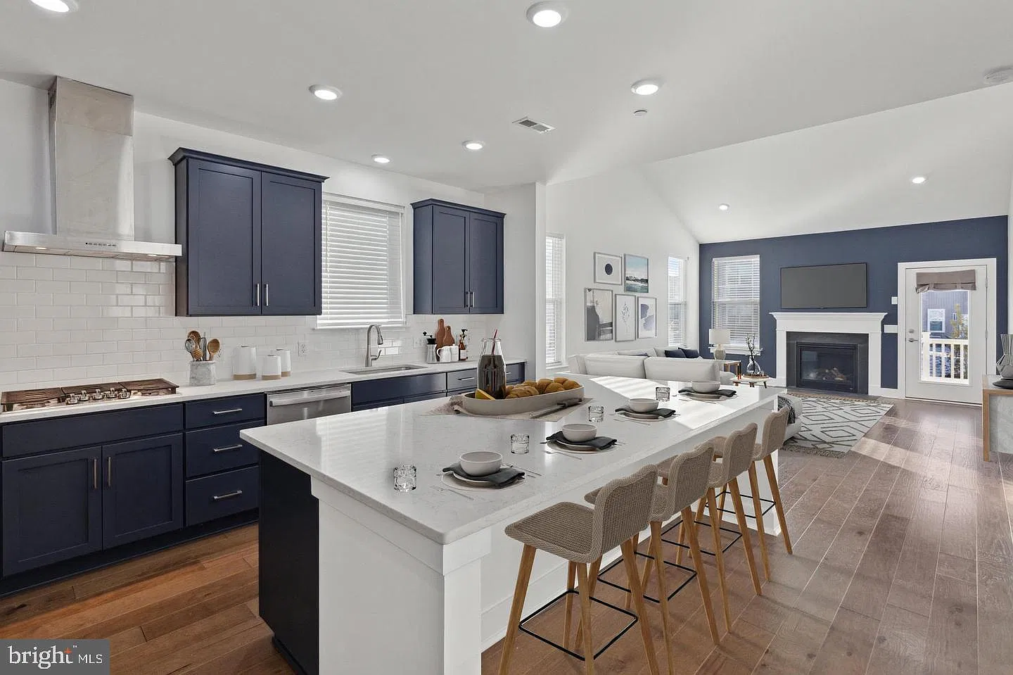 4 bed, 4.5 bath, 3662 sqft, $5,300 — Photo 3