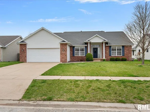 305 Garvey Ln, Chatham, IL 62629