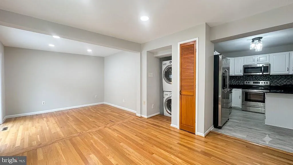 3 bed, 1600 sqft, $3,000 — Photo 3