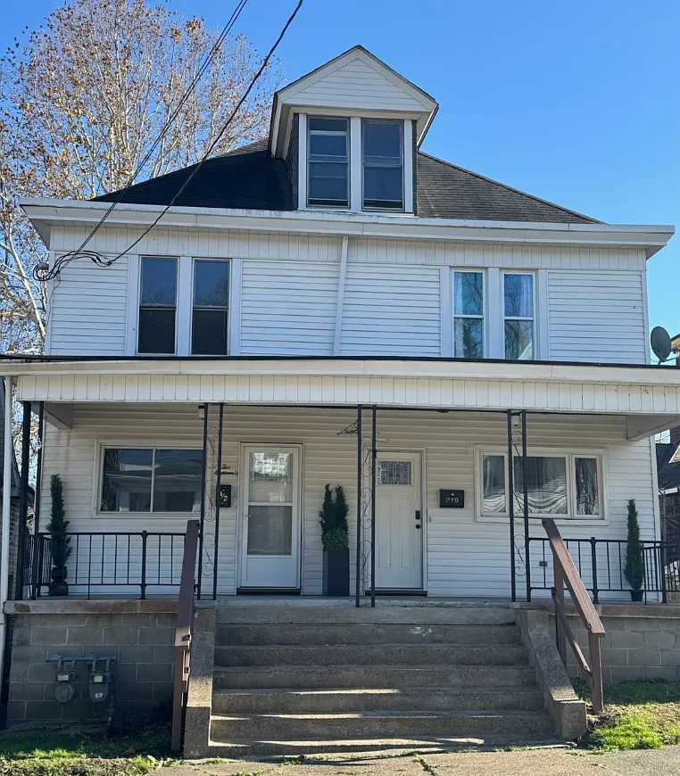 3 bed, 1250 sqft, $1,350 — Photo 1