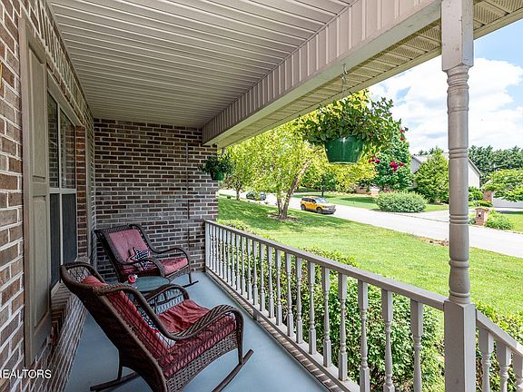 3rd image of 421 Woodgate Dr