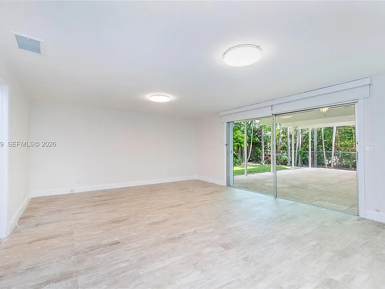 310 Harbor Ct — Photo 13