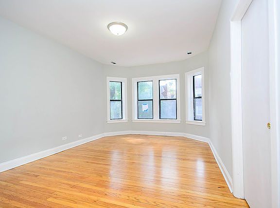 2nd image of 3006 W Ainslie St APT 2W