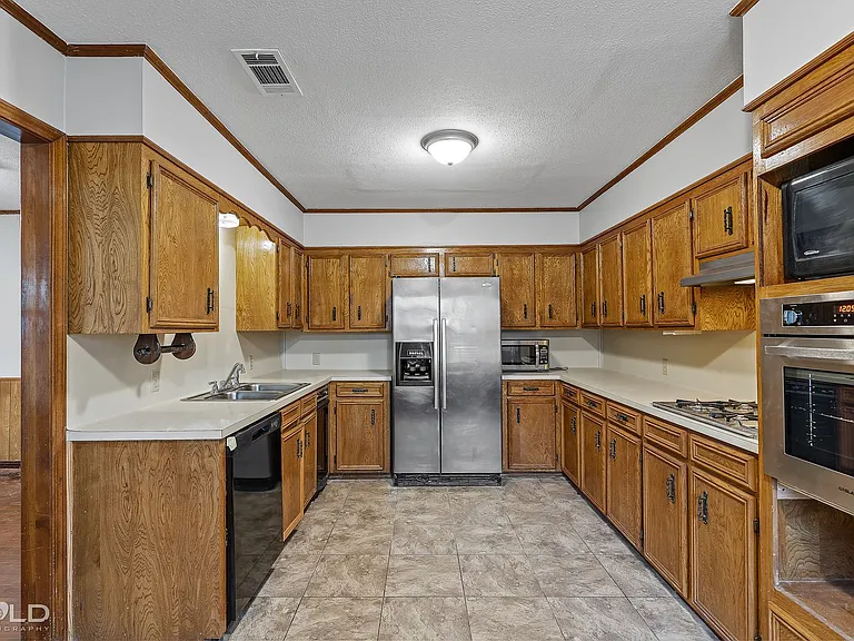 1005 Clarence St — Photo 16