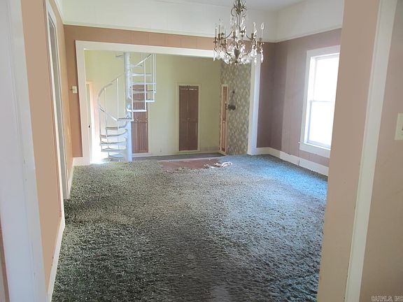 4th image of 107 E 10th St