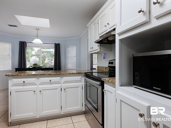 4th image of 3833 Isabel Way W