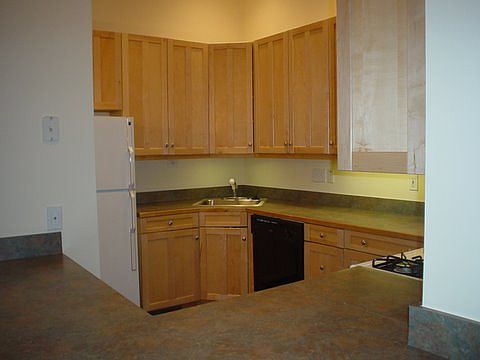 Wrap-around kitchen counter