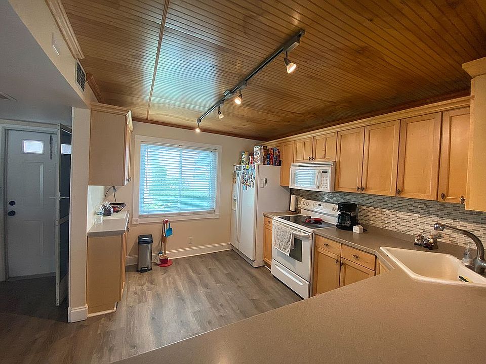 1st image of 163 Palm Dr APT 5